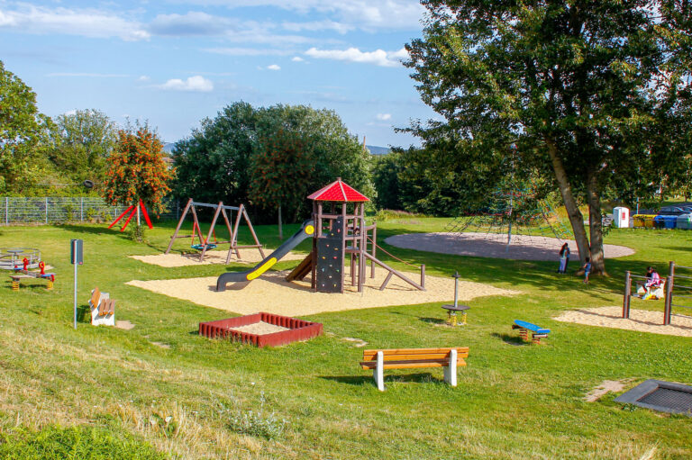 Spielplatz Grossbreitenbach 1 768x511