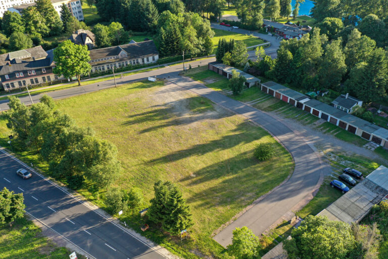 Parkplatz am Schwimmbad 1 768x512