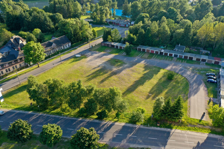 Parkplatz am Schwimmbad 2 768x512