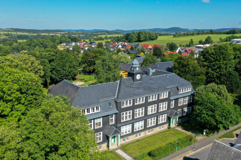 Schule 4 768x512