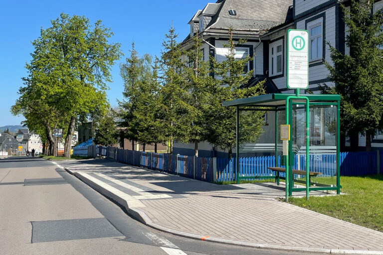 Bushaltestelle Grossbreitenbach Bahnhof 001 768x512