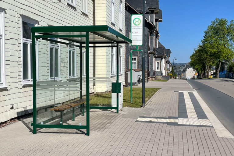 Bushaltestelle Grossbreitenbach Bahnhof 002 768x512
