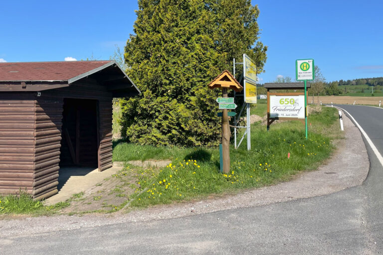 Bushaltestelle Friedersdorf Berg 001 768x512