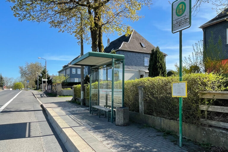 Bushaltestelle Grossbreitenbach Ilmenauer Strasse 001 768x512