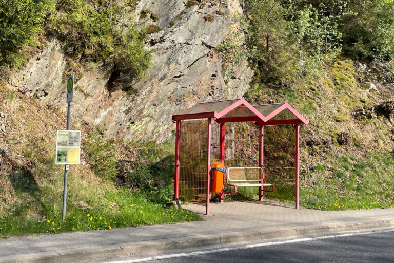 Bushaltestelle Katzhuette Bahnhof 001 768x512