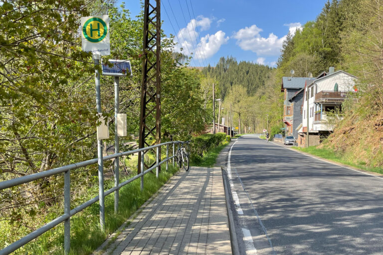 Bushaltestelle Katzhuette Bahnhof 003 768x512